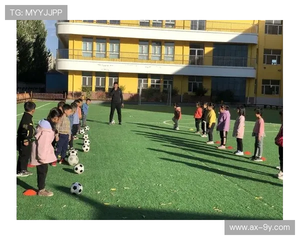 小班户外足球游戏教学设计与实践探索提升幼儿运动兴趣与团队合作能力